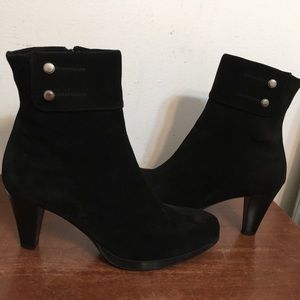 La Canadienne Waterproof Suede Mila Ankle Boot. Size 10M. Brand new without box